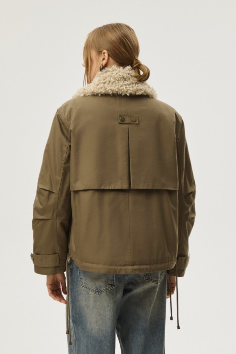 куртка с меховой отделкой по цене 11410 руб вид справа