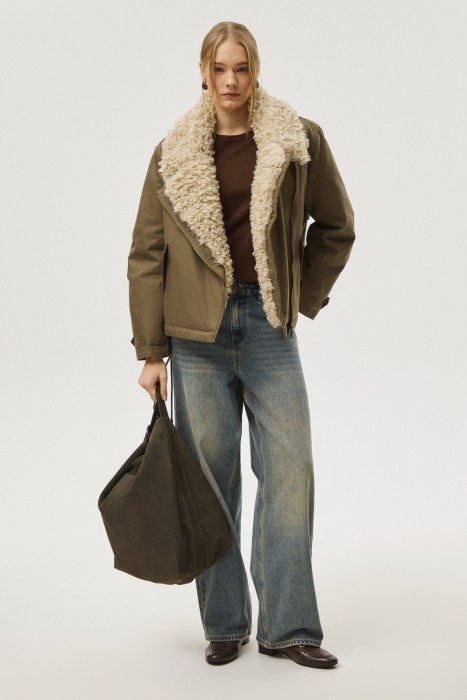 куртка с меховой отделкой из россии вид сбоку