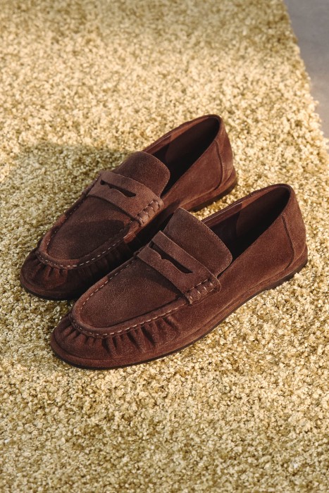 лоферы из натуральной замши от бренда снежная королева вид слева