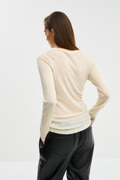 лонгслив из шерсти из россии вид сбоку