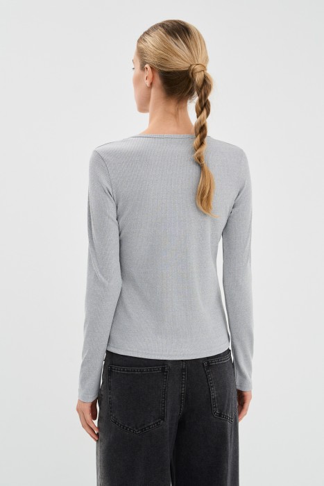 лонгслив в рубчик по цене 800 руб вид справа