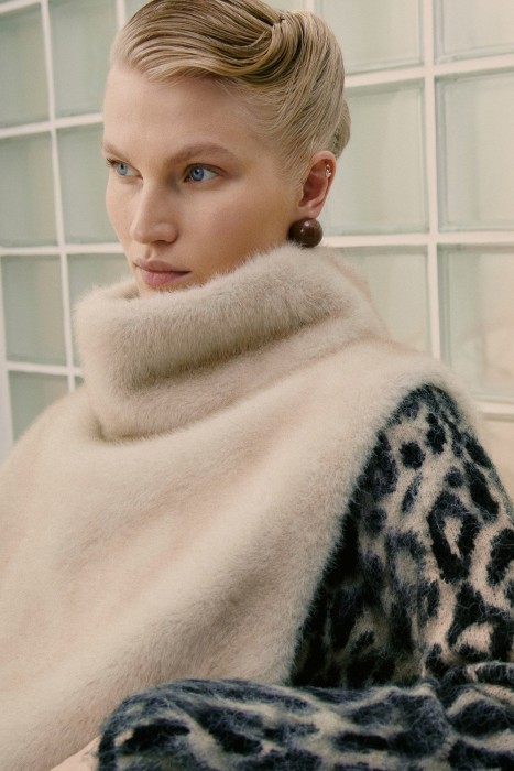 манишка из искусственного меха от бренда снежная королева вид слева