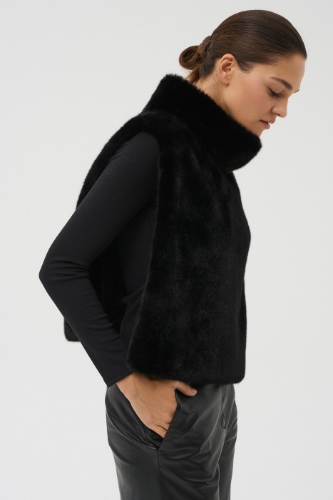 манишка из искусственного меха от бренда снежная королева вид слева