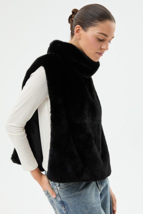 манишка из искусственного меха от бренда снежная королева вид слева