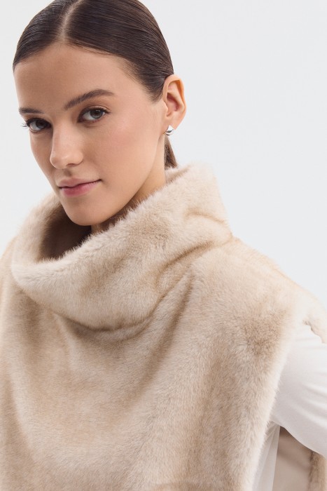 манишка из искусственного меха от бренда снежная королева вид слева