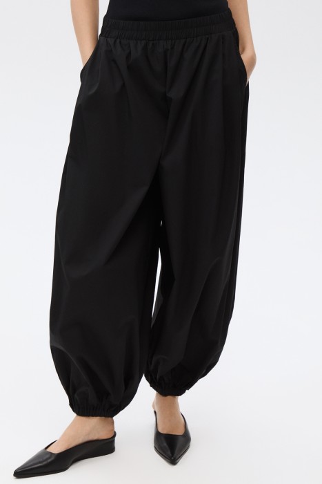 объемные брюки от бренда снежная королева вид слева