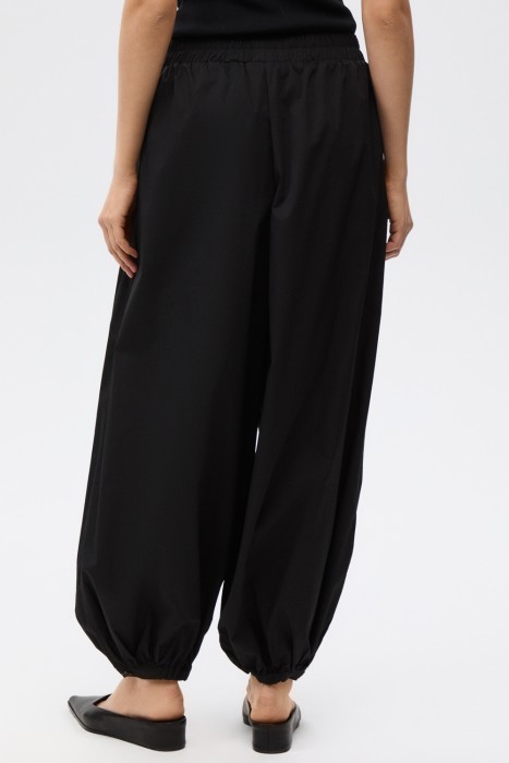 объемные брюки по цене 3680 руб вид справа