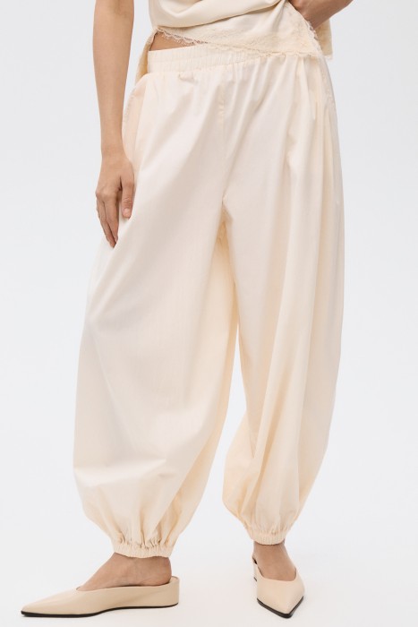 объемные брюки от бренда снежная королева вид слева