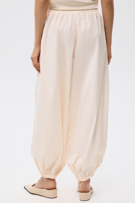 объемные брюки по цене 3680 руб вид справа