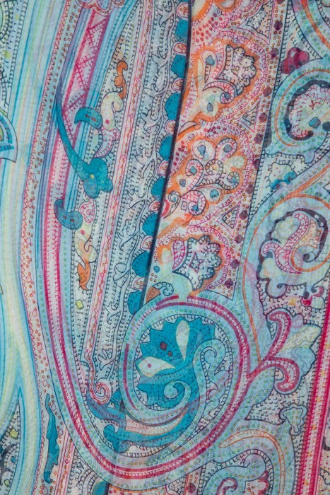 палантин с принтом от бренда снежная королева вид слева