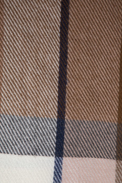 палантин в клетку от бренда снежная королева вид слева