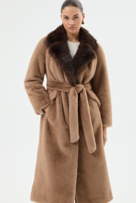 пальто из искусственного меха с поясом от бренда снежная королева вид слева