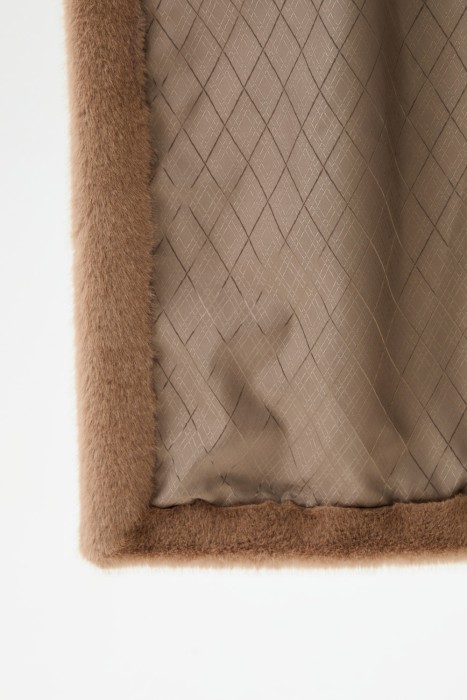 пальто из искусственного меха с поясом из россии вид сбоку