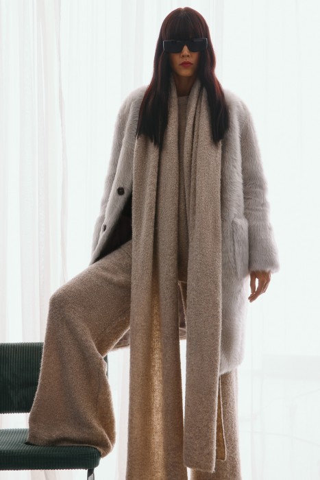 пальто из овчины от бренда снежная королева вид слева