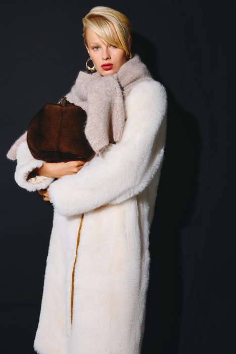 пальто из овчины от бренда снежная королева вид слева