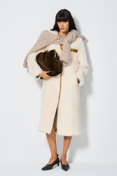 пальто из овчины по цене 16140 руб вид справа