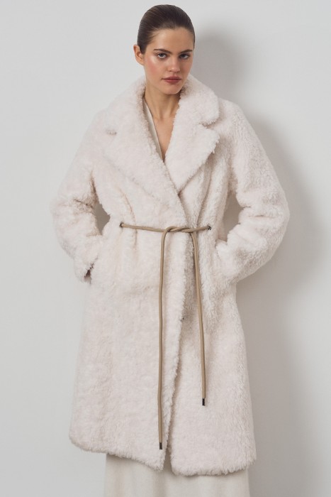 пальто из шерсти с поясом из россии вид сбоку