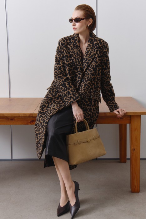 пальто с анималистичным рисунком от бренда снежная королева вид слева