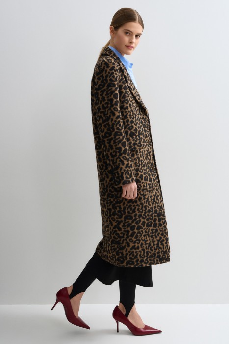 пальто с анималистичным рисунком из россии вид сбоку
