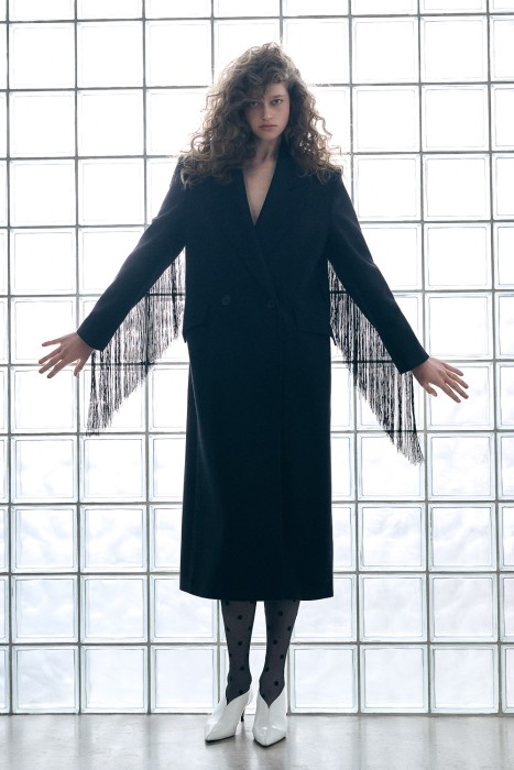 пальто с бахромой от бренда снежная королева вид слева