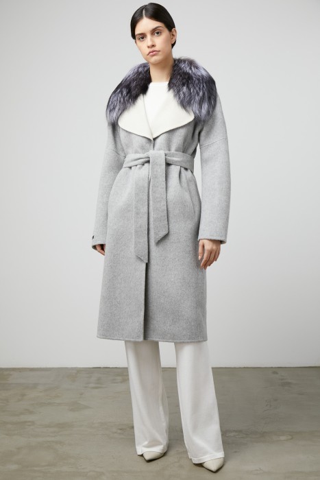 пальто с отделкой мехом чернобурки от бренда снежная королева вид слева