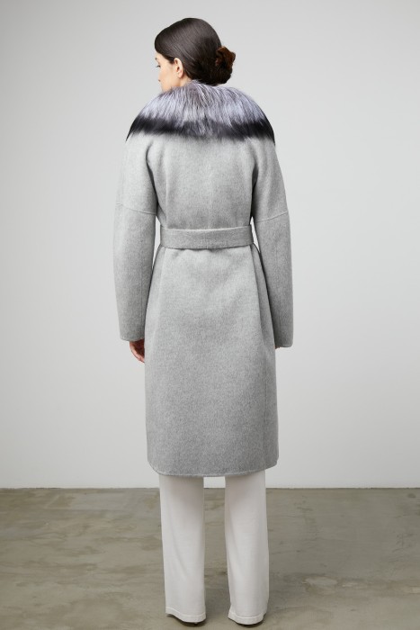 пальто с отделкой мехом чернобурки по цене 23610 руб вид справа