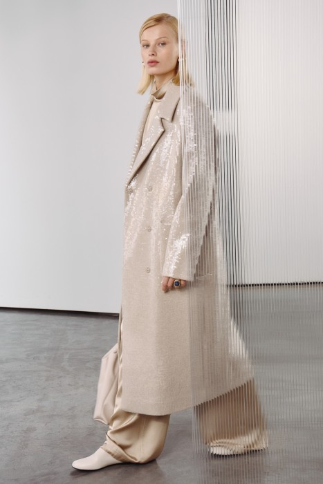 пальто с пайетками от бренда снежная королева вид слева