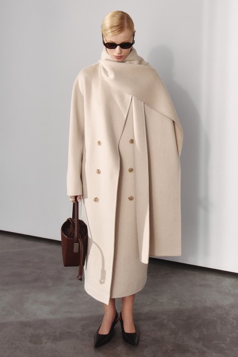 пальто с шарфом от бренда снежная королева вид слева