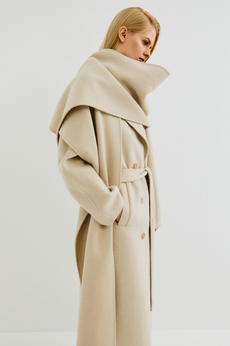 пальто с шарфом из россии вид сбоку