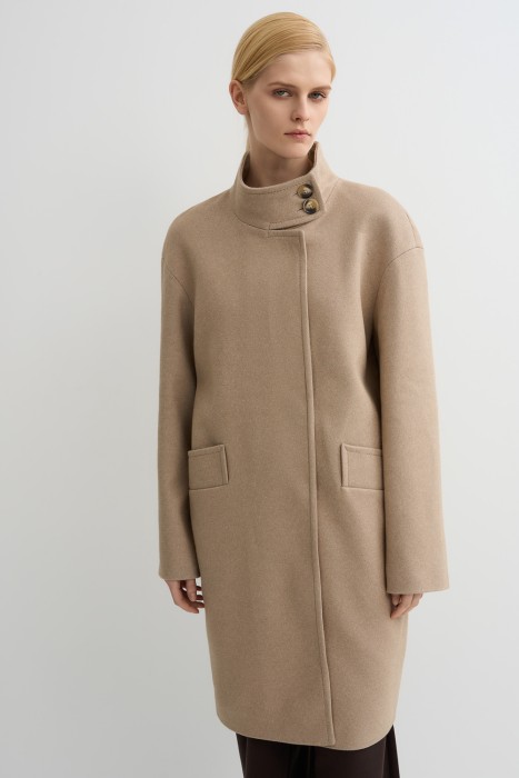 пальто с воротником-стойкой от бренда снежная королева вид слева