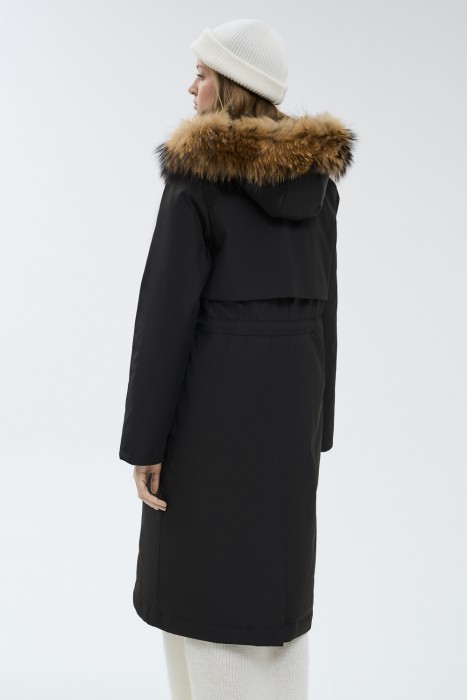 парка с отделкой мехом енота из россии вид сбоку