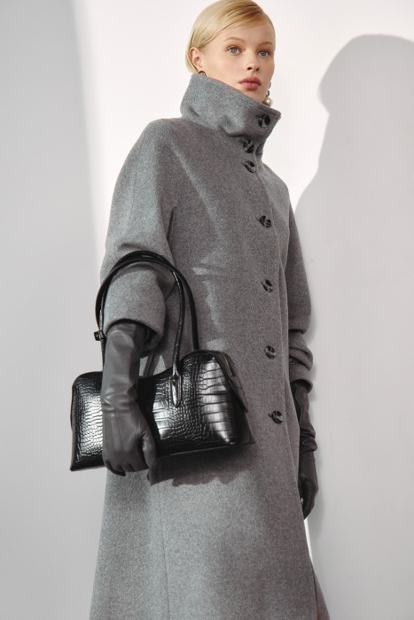 перчатки из натуральной кожи от бренда снежная королева вид слева