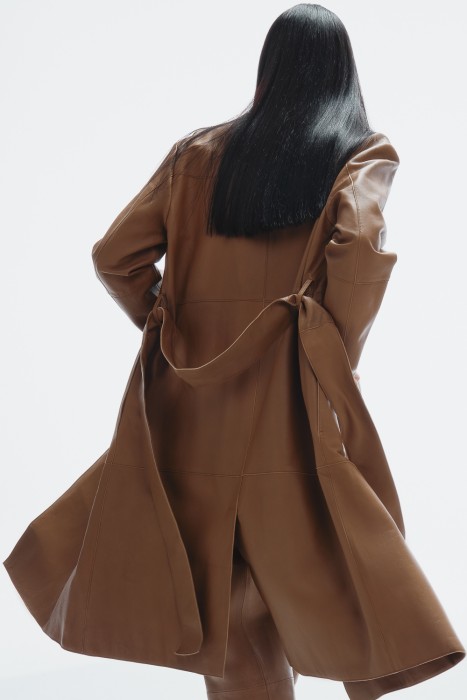 плащ из гладкой натуральной кожи от бренда снежная королева вид слева