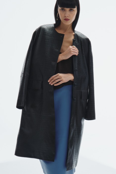 плащ из натуральной кожи с тиснением от бренда снежная королева вид слева