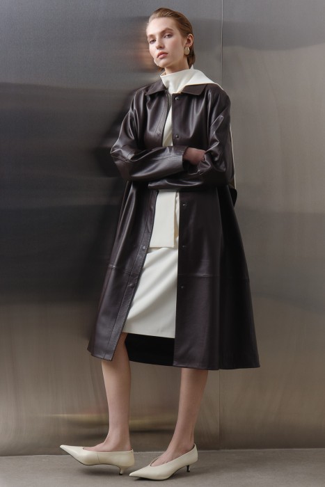 плащ из натуральной кожи от бренда снежная королева вид слева