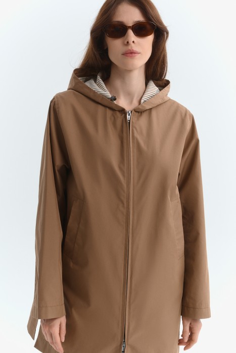 плащ с капюшоном от бренда снежная королева вид слева