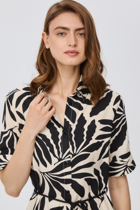 платье-рубашка с принтом из россии вид сбоку