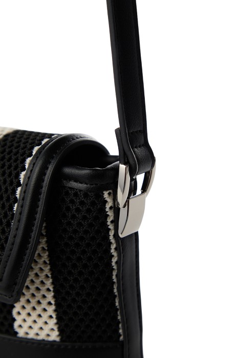 плетеная сумка через плечо от бренда снежная королева вид слева