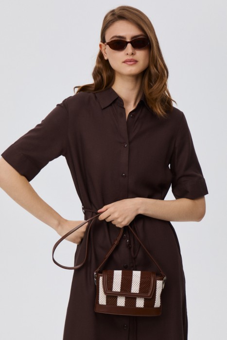 плетеная сумка через плечо от бренда снежная королева вид слева