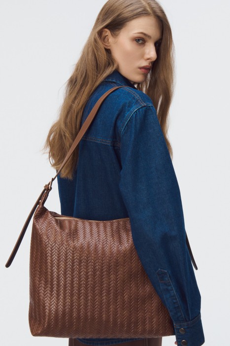 плетеная сумка из искусственной кожи от бренда снежная королева вид слева