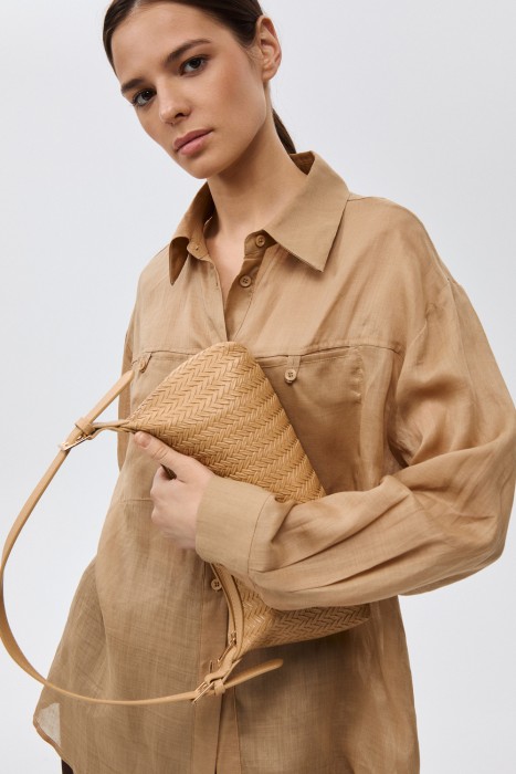 плетеная сумка из искусственной кожи от бренда снежная королева вид слева