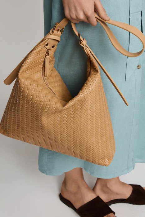 плетеная сумка из искусственной кожи от бренда снежная королева вид слева