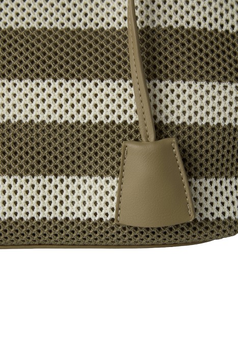 плетеная сумка из текстиля от бренда снежная королева вид слева