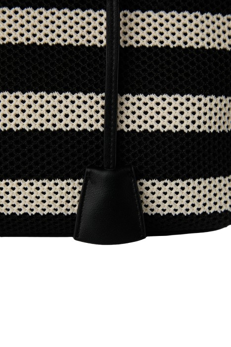 плетеная сумка из текстиля от бренда снежная королева вид слева