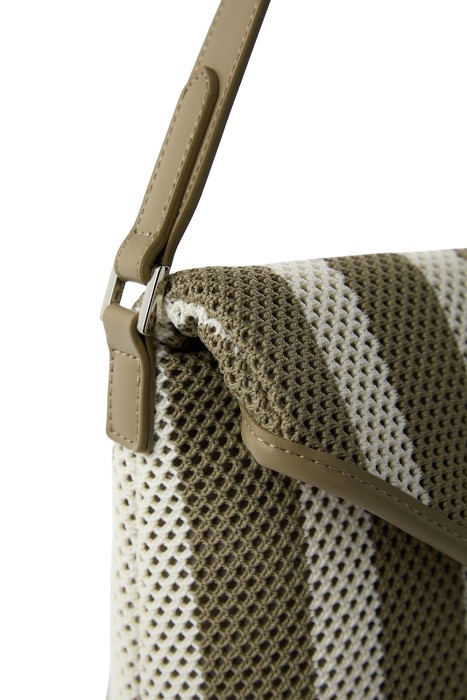 плетеная сумка из текстиля от бренда снежная королева вид слева