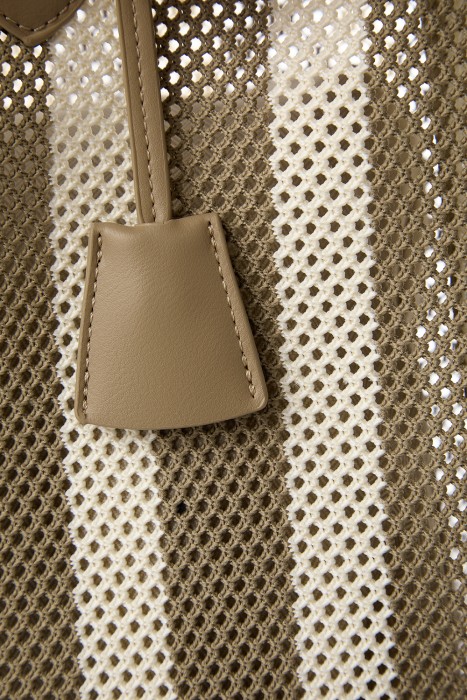 плетеная сумка из текстиля от бренда снежная королева вид слева