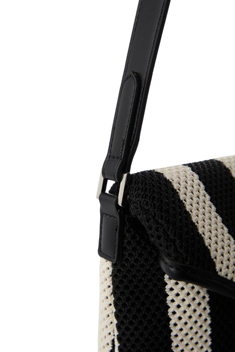 плетеная сумка из текстиля от бренда снежная королева вид слева