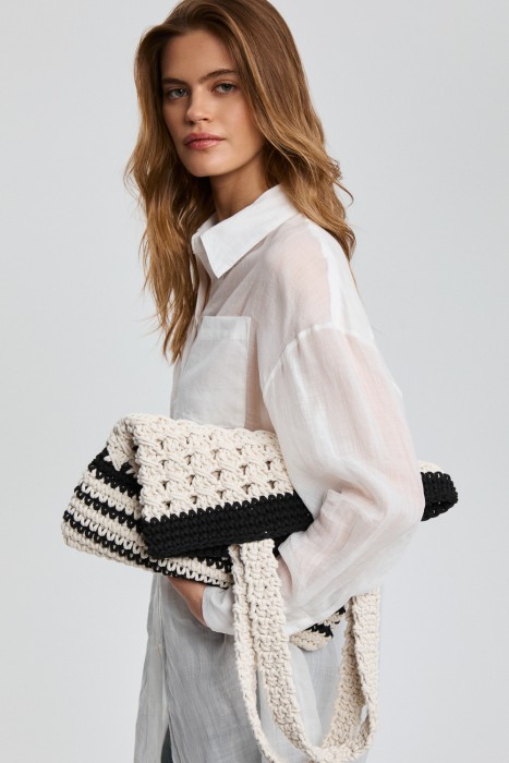 плетеная сумка из текстиля от бренда снежная королева вид слева