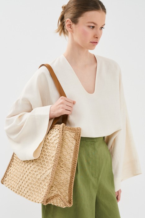 плетеная сумка от бренда снежная королева вид слева