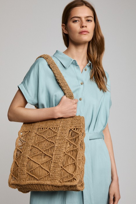 плетеная сумка от бренда снежная королева вид слева